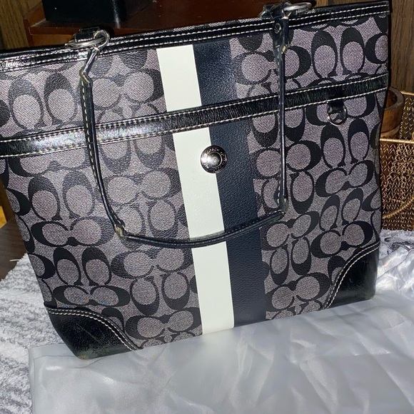 Coach Handbags - Coach Tote Bag 🖤🩶 Pre-L🩶VED